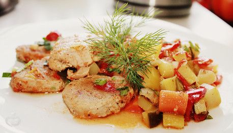 Кабачки тушеные с овощами со свиной вырезкой.