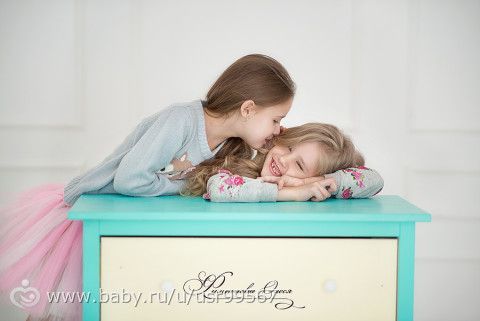 Две подружки хохотушки.