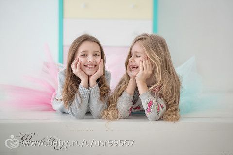 Две подружки хохотушки.