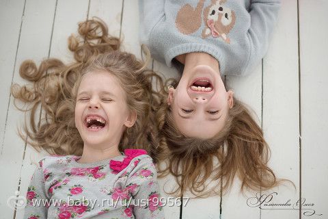 Две подружки хохотушки.