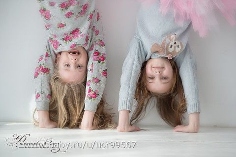 Две подружки хохотушки.