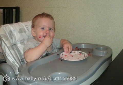 Когда ребенок сам начал кушать ложкой?