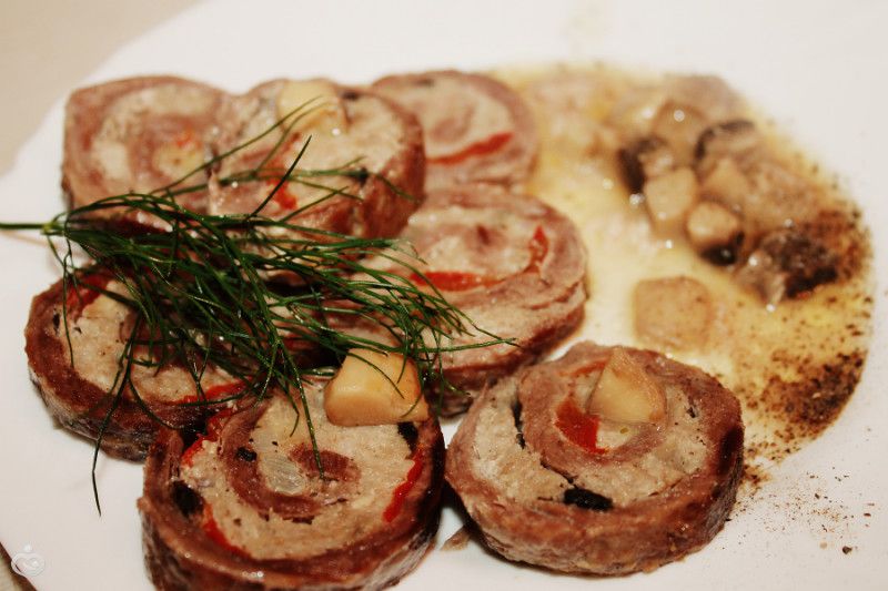 Мясные рулетики в грибном соусе. Мясные рулетики в грибном соусе.