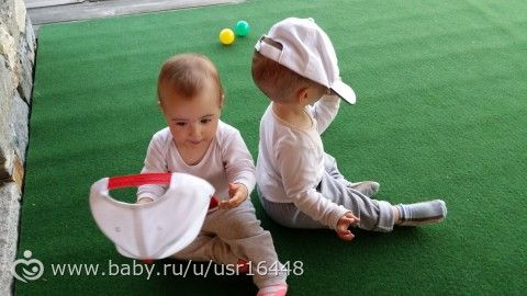 12 месяцев с хвостиком. Наши прогулки. Еще два зуба у Лилу.