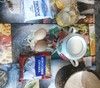 Для приготовления сырников нам понадобится хороший творог, яйца куриные небольшого размера, кокосовая стружка, манная крупа, сахар, экстракт ванилина, щепотка соли, мука для обваливания сырников и масло растительное для жарки сырников.