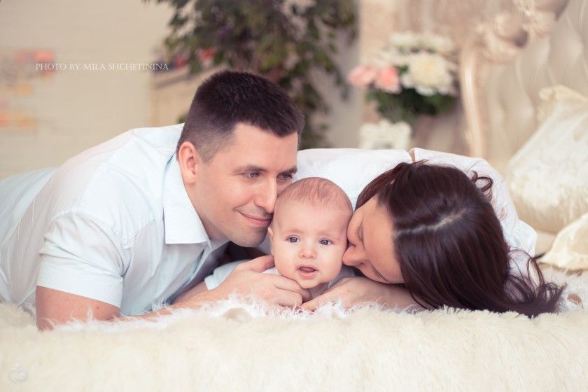 Семейная фотосессия с малышом до года в студии (фото)
