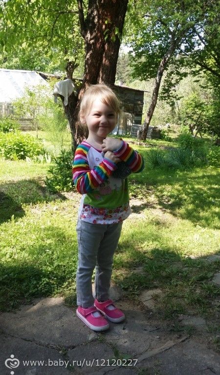Цените часы и дни когда малыш сидит на руках. Он скоро встанет и уйдет. Берегите детство