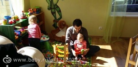 Цените часы и дни когда малыш сидит на руках. Он скоро встанет и уйдет. Берегите детство