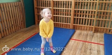 Цените часы и дни когда малыш сидит на руках. Он скоро встанет и уйдет. Берегите детство