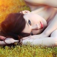 Ребенок встает на четвереньки и раскачивается Ребенок встает на четвереньки и раскачивается