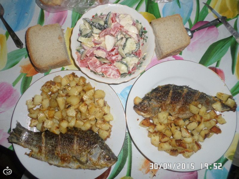 Карась в духовке с картошкой Карась в духовке с картошкой