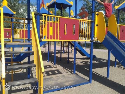 Доча упала с горки, которая оказалась сломанной