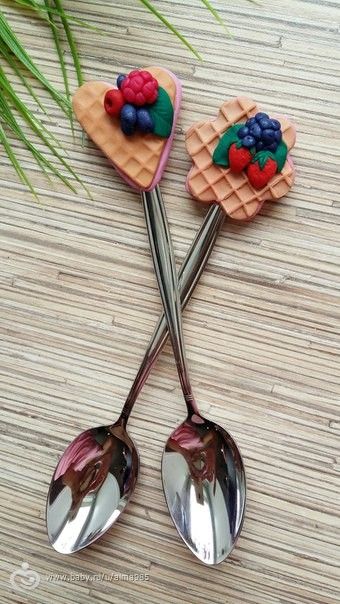 Вкусные ложки, декор кружек, букеты из конфет. Работы за июнь